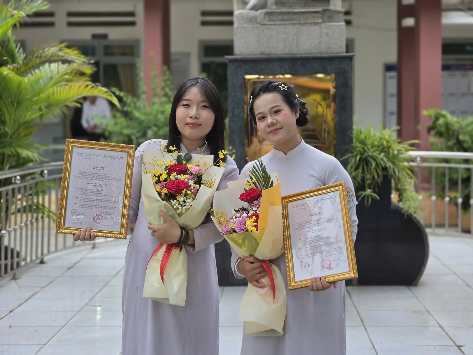 CHI BỘ 2 TRƯỜNG THPT HUỲNH VĂN NGHỆ: VỮNG VÀNG CÔNG TÁC PHÁT TRIỂN ĐẢNG, VINH DỰ KẾT NẠP 02 CHIẾN SĨ HOA PHƯỢNG ĐỎ ƯU TÚ