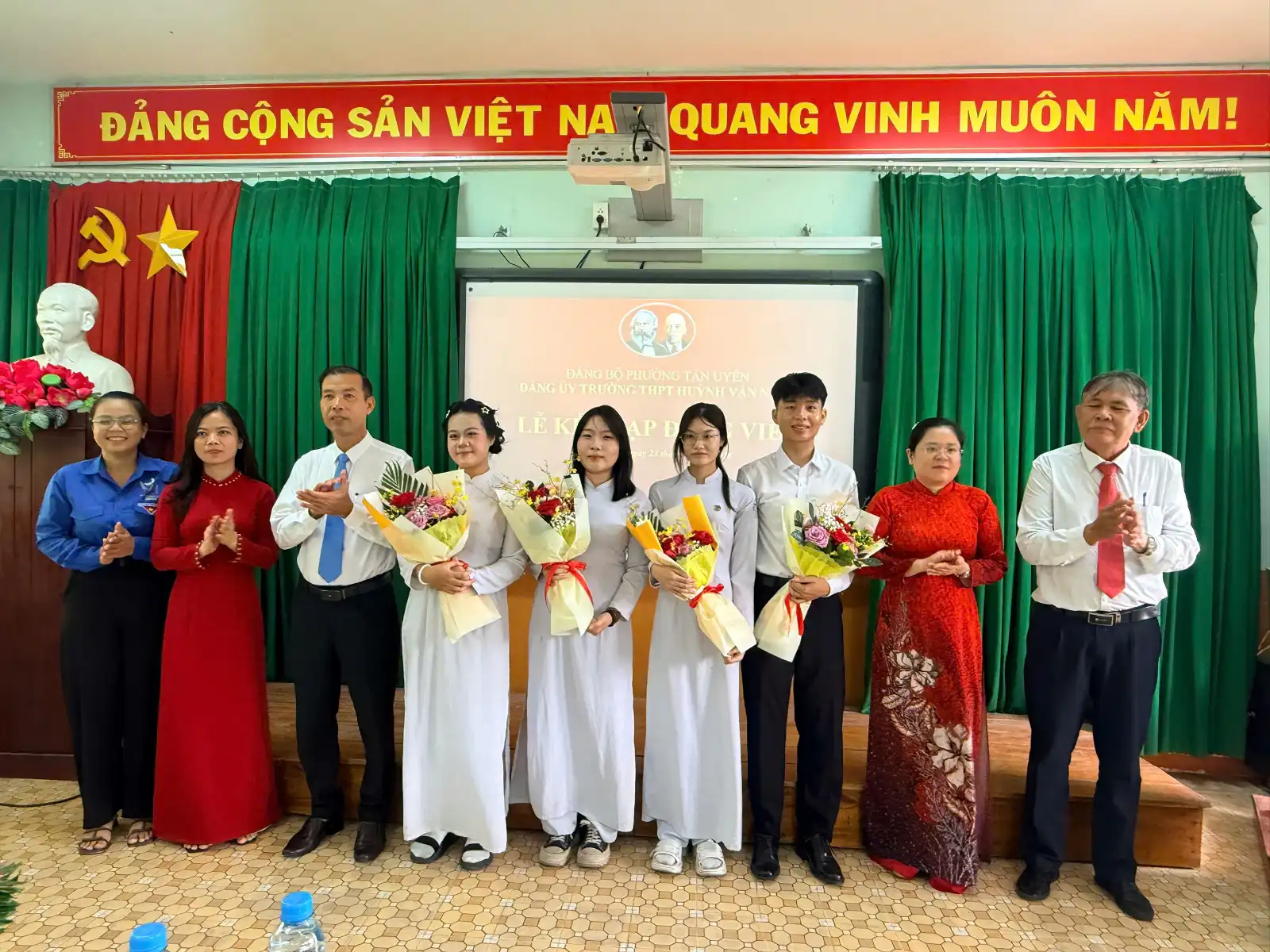 CHI BỘ 1 ĐẢNG BỘ TRƯỜNG THPT HUỲNH VĂN NGHỆ TỔ CHỨC LỄ KẾT NẠP ĐẢNG VIÊN CHO HỌC SINH ƯU TÚ