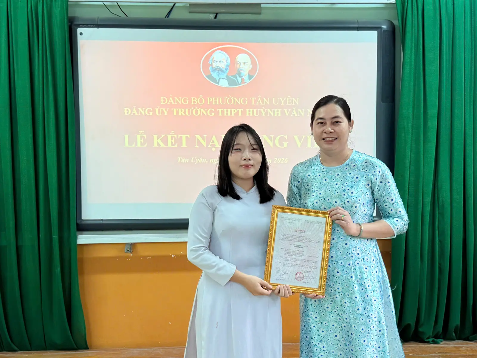 CHI BỘ 2 TRƯỜNG THPT HUỲNH VĂN NGHỆ: VỮNG VÀNG CÔNG TÁC PHÁT TRIỂN ĐẢNG, VINH DỰ KẾT NẠP 02 CHIẾN SĨ HOA PHƯỢNG ĐỎ ƯU TÚ