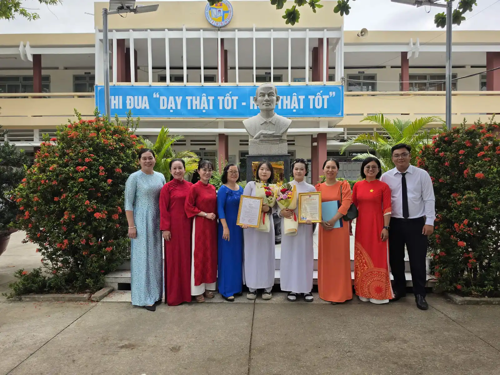 CHI BỘ 2 TRƯỜNG THPT HUỲNH VĂN NGHỆ: VỮNG VÀNG CÔNG TÁC PHÁT TRIỂN ĐẢNG, VINH DỰ KẾT NẠP 02 CHIẾN SĨ HOA PHƯỢNG ĐỎ ƯU TÚ