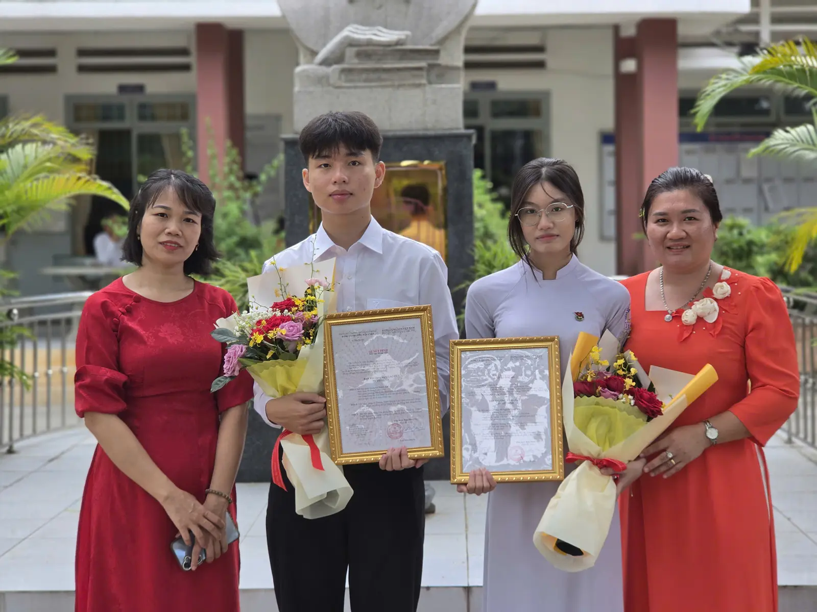 CHI BỘ 1 ĐẢNG BỘ TRƯỜNG THPT HUỲNH VĂN NGHỆ TỔ CHỨC LỄ KẾT NẠP ĐẢNG VIÊN CHO HỌC SINH ƯU TÚ