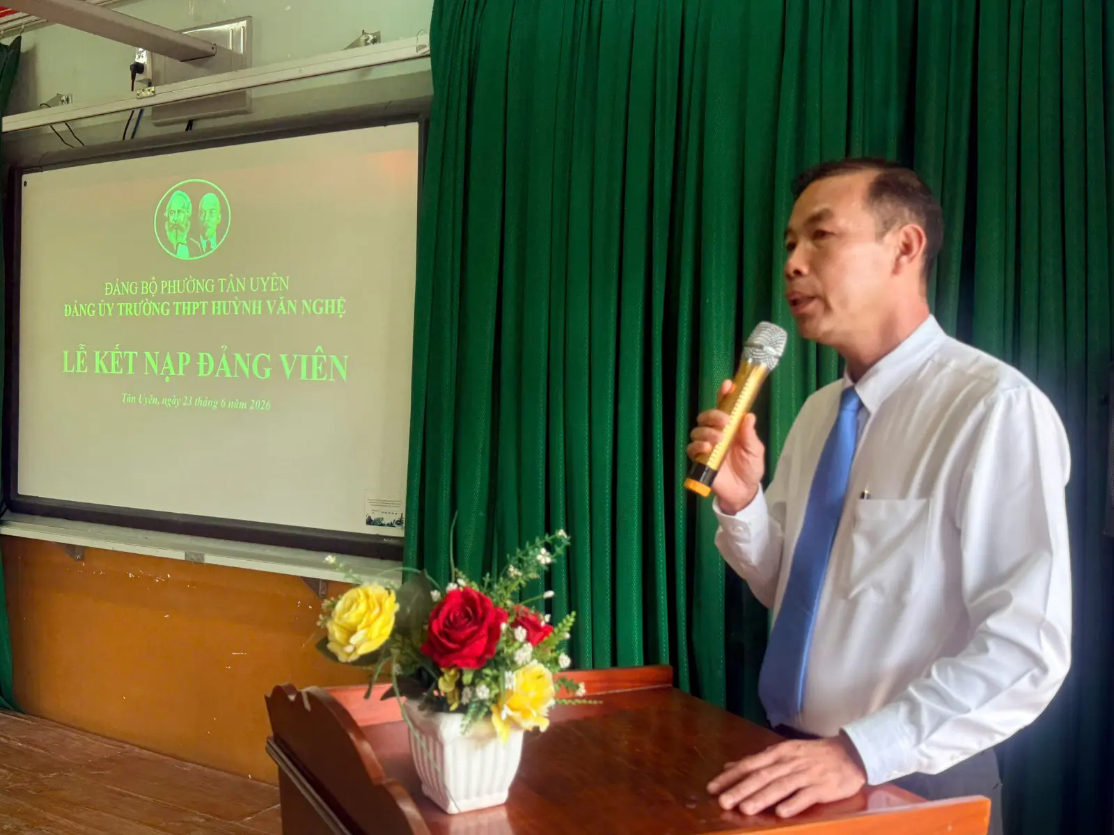 CHI BỘ 1 ĐẢNG BỘ TRƯỜNG THPT HUỲNH VĂN NGHỆ TỔ CHỨC LỄ KẾT NẠP ĐẢNG VIÊN CHO HỌC SINH ƯU TÚ