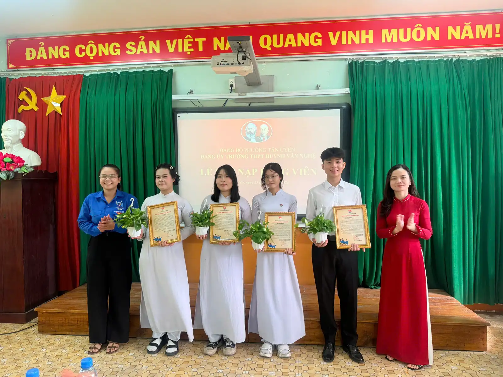 CHI BỘ 1 ĐẢNG BỘ TRƯỜNG THPT HUỲNH VĂN NGHỆ TỔ CHỨC LỄ KẾT NẠP ĐẢNG VIÊN CHO HỌC SINH ƯU TÚ