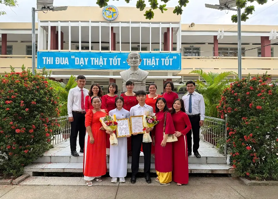 CHI BỘ 1 ĐẢNG BỘ TRƯỜNG THPT HUỲNH VĂN NGHỆ TỔ CHỨC LỄ KẾT NẠP ĐẢNG VIÊN CHO HỌC SINH ƯU TÚ