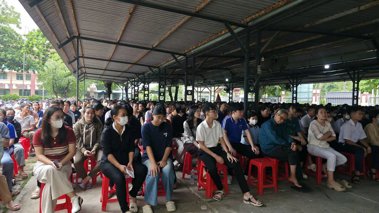TRƯỜNG THPT HUỲNH VĂN NGHỆ TỔ CHỨC TƯ VẤN DÀNH CHO HỌC SINH TRÚNG TUYỂN LỚP 10 NĂM HỌC 2026 – 2027