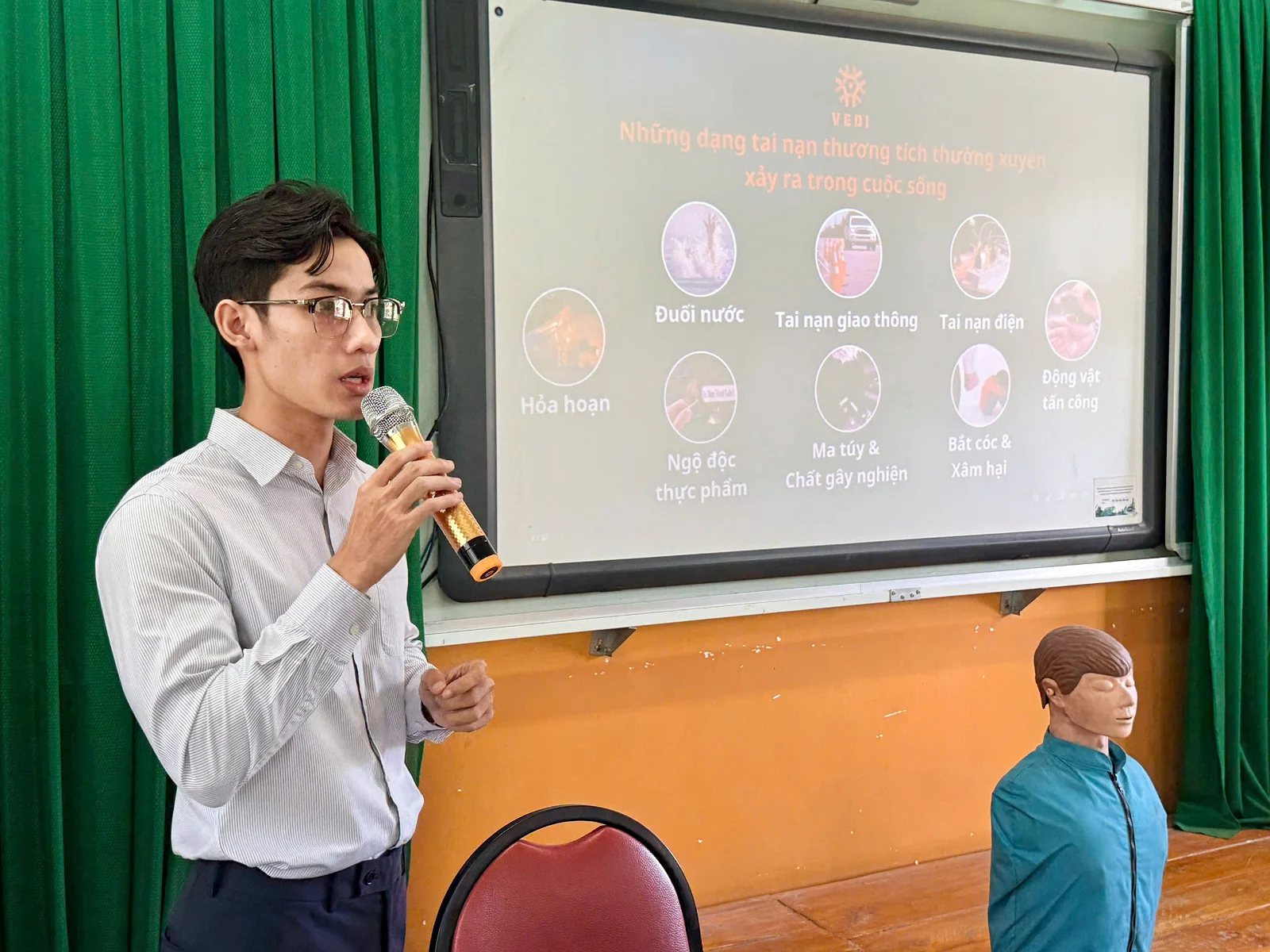 THPT HUỲNH VĂN NGHỆ TỔ CHỨC TẬP HUẤN PHÒNG CHỐNG TAI NẠN THƯƠNG TÍCH VÀ XÂY DỰNG TRƯỜNG HỌC AN TOÀN