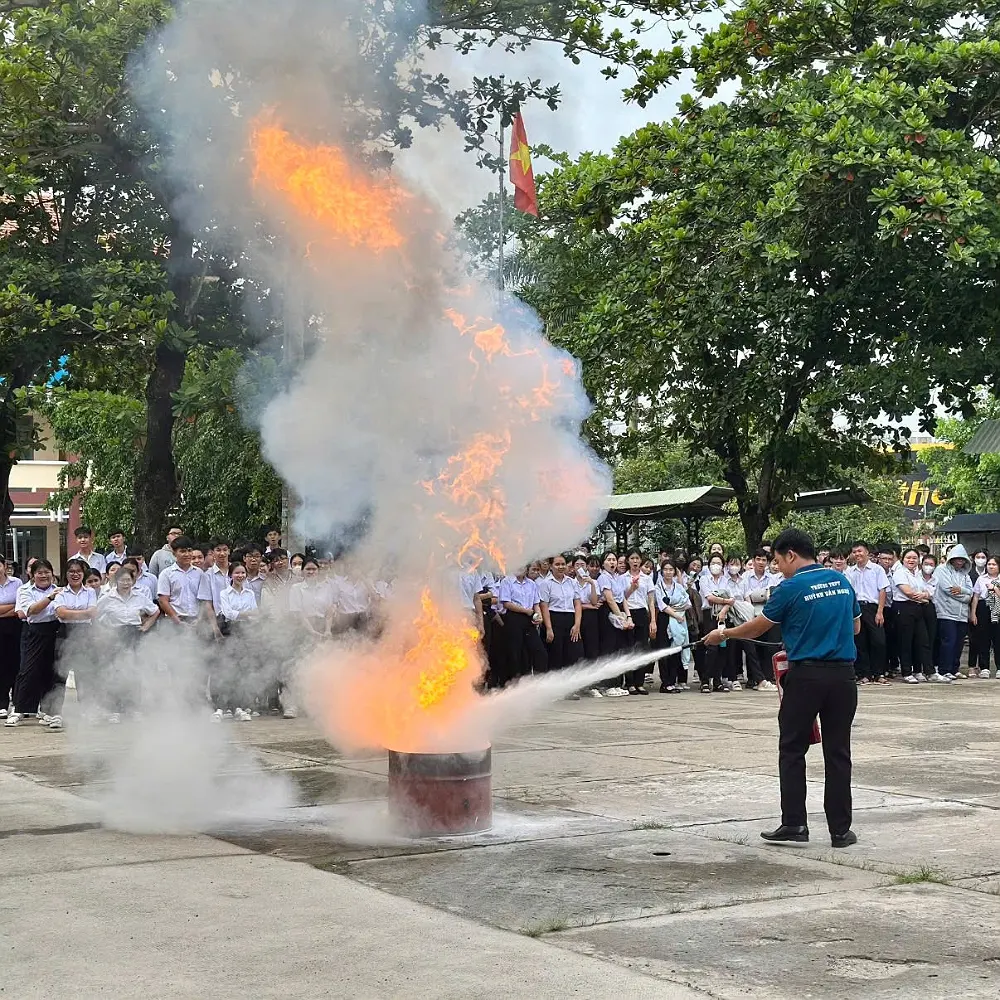 TRƯỜNG THPT HUỲNH VĂN NGHỆ TỔ CHỨC SINH HOẠT CHÍNH TRỊ ĐẦU NĂM HỌC VÀ GIÁO DỤC KIẾN THỨC, KỸ NĂNG CHO HỌC SINH