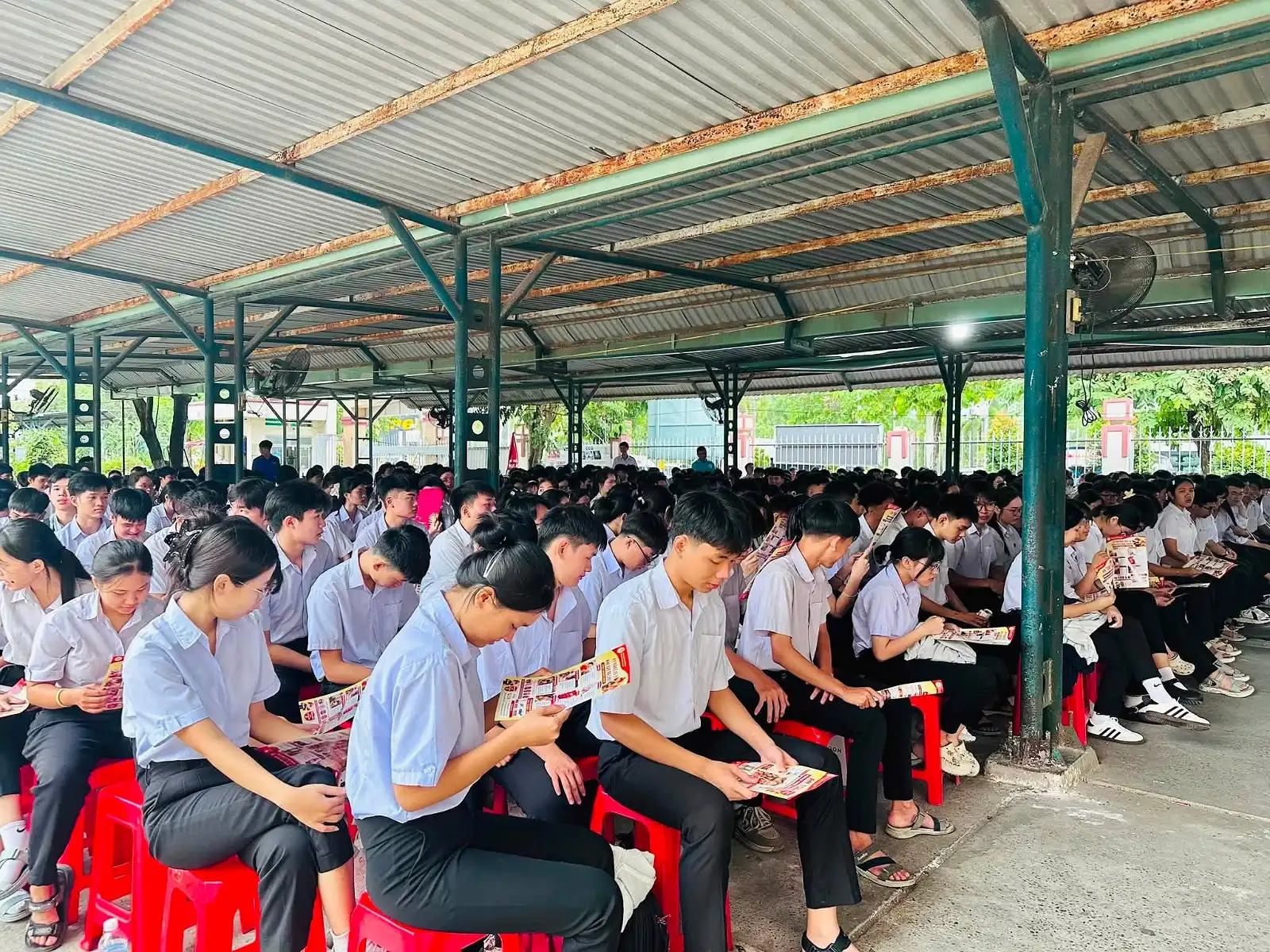 TRƯỜNG THPT HUỲNH VĂN NGHỆ TỔ CHỨC SINH HOẠT CHÍNH TRỊ ĐẦU NĂM HỌC VÀ GIÁO DỤC KIẾN THỨC, KỸ NĂNG CHO HỌC SINH