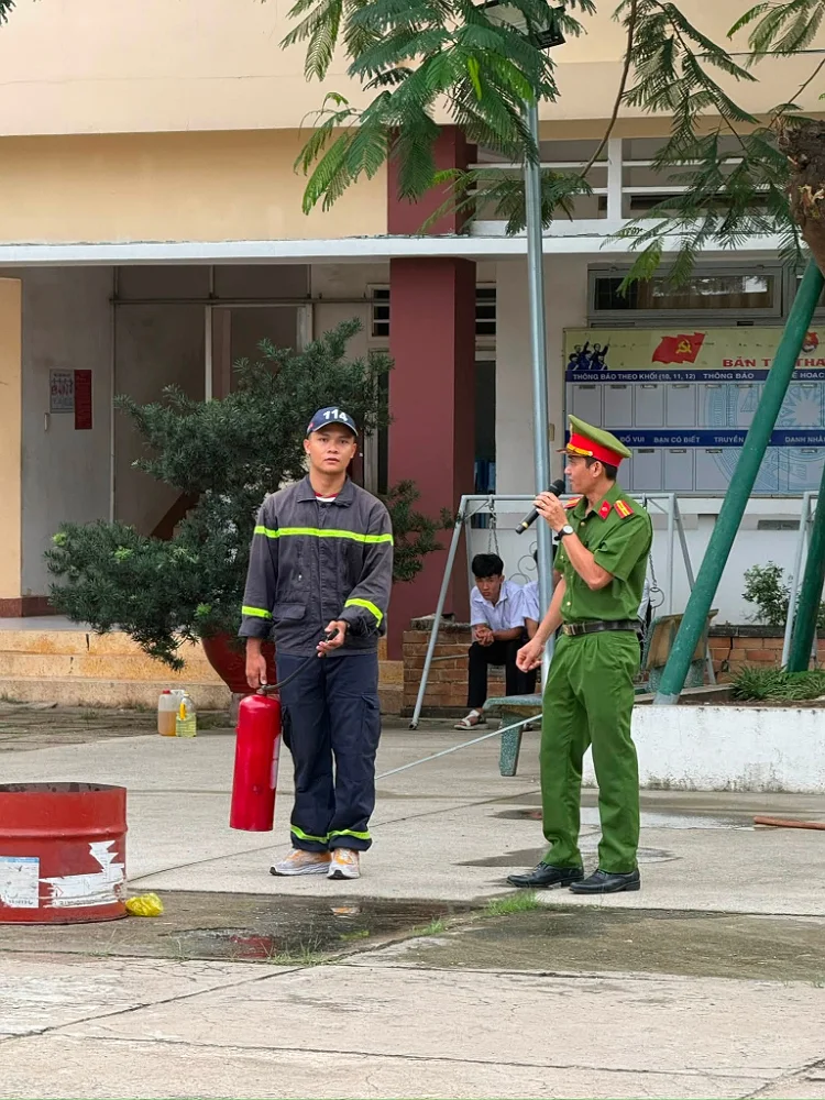 TRƯỜNG THPT HUỲNH VĂN NGHỆ TỔ CHỨC SINH HOẠT CHÍNH TRỊ ĐẦU NĂM HỌC VÀ GIÁO DỤC KIẾN THỨC, KỸ NĂNG CHO HỌC SINH