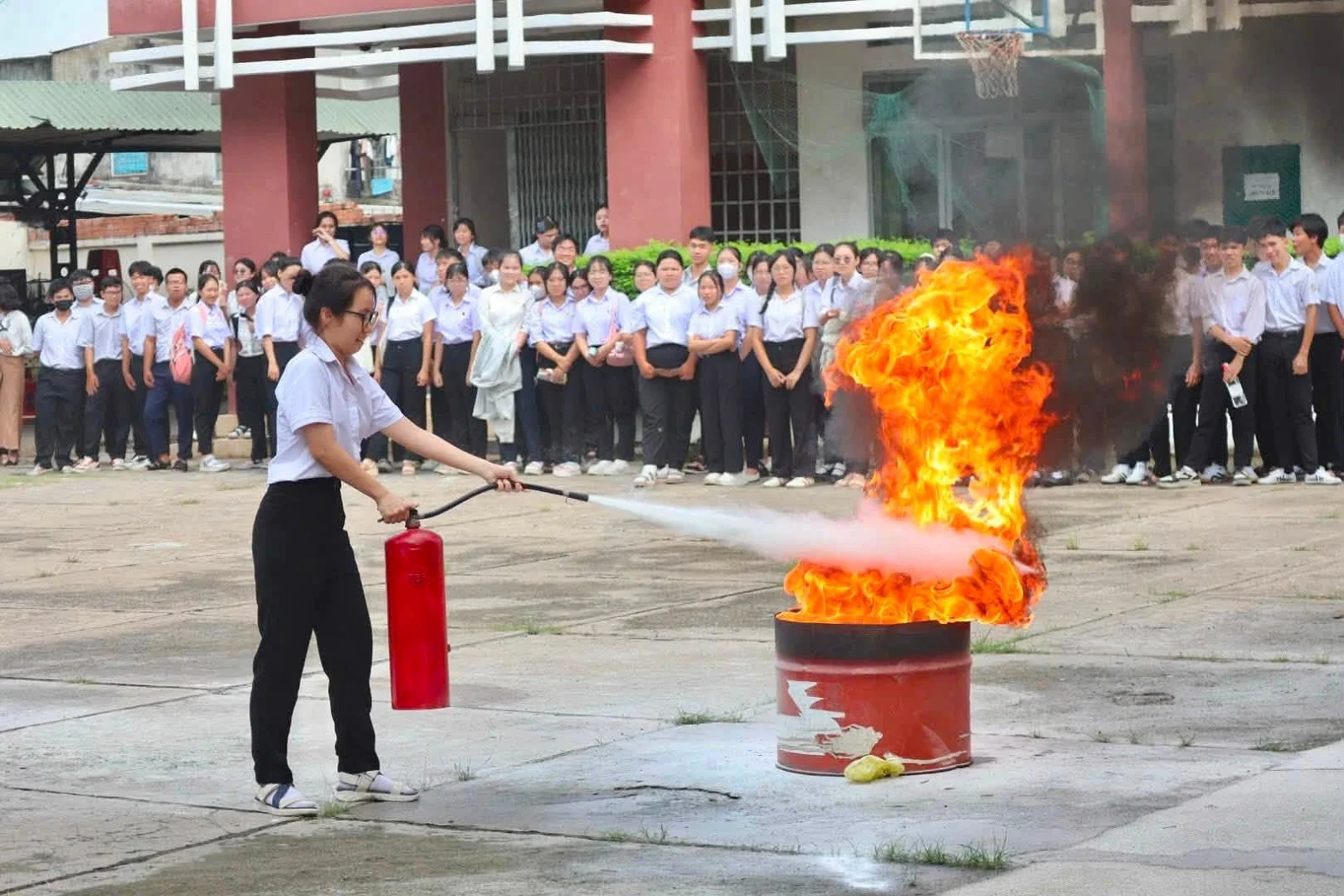 TRƯỜNG THPT HUỲNH VĂN NGHỆ TỔ CHỨC SINH HOẠT CHÍNH TRỊ ĐẦU NĂM HỌC VÀ GIÁO DỤC KIẾN THỨC, KỸ NĂNG CHO HỌC SINH