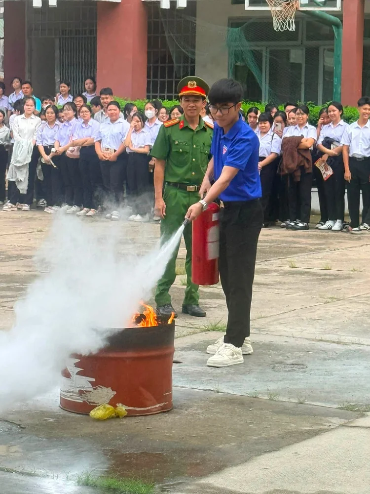 TRƯỜNG THPT HUỲNH VĂN NGHỆ TỔ CHỨC SINH HOẠT CHÍNH TRỊ ĐẦU NĂM HỌC VÀ GIÁO DỤC KIẾN THỨC, KỸ NĂNG CHO HỌC SINH