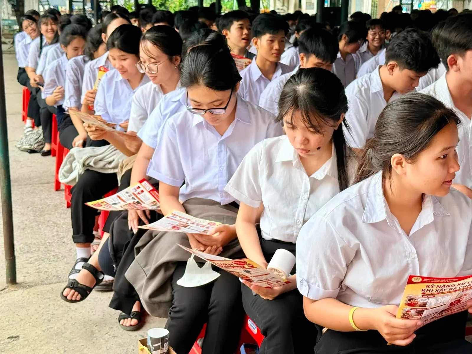 TRƯỜNG THPT HUỲNH VĂN NGHỆ TỔ CHỨC SINH HOẠT CHÍNH TRỊ ĐẦU NĂM HỌC VÀ GIÁO DỤC KIẾN THỨC, KỸ NĂNG CHO HỌC SINH