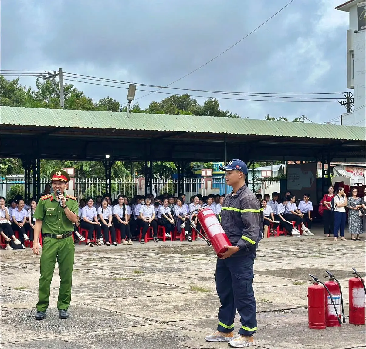 TRƯỜNG THPT HUỲNH VĂN NGHỆ TỔ CHỨC SINH HOẠT CHÍNH TRỊ ĐẦU NĂM HỌC VÀ GIÁO DỤC KIẾN THỨC, KỸ NĂNG CHO HỌC SINH