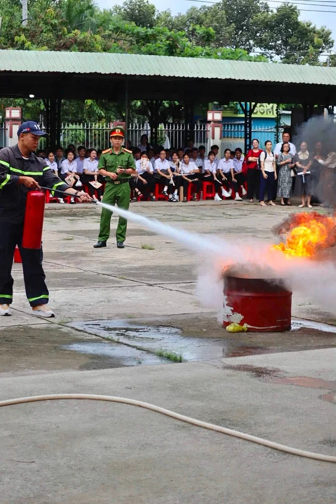 TRƯỜNG THPT HUỲNH VĂN NGHỆ TỔ CHỨC SINH HOẠT CHÍNH TRỊ ĐẦU NĂM HỌC VÀ GIÁO DỤC KIẾN THỨC, KỸ NĂNG CHO HỌC SINH