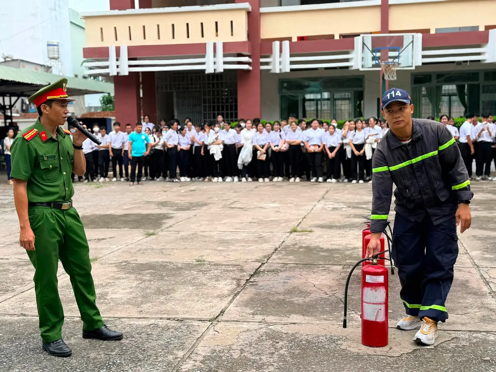 TRƯỜNG THPT HUỲNH VĂN NGHỆ TỔ CHỨC SINH HOẠT CHÍNH TRỊ ĐẦU NĂM HỌC VÀ GIÁO DỤC KIẾN THỨC, KỸ NĂNG CHO HỌC SINH