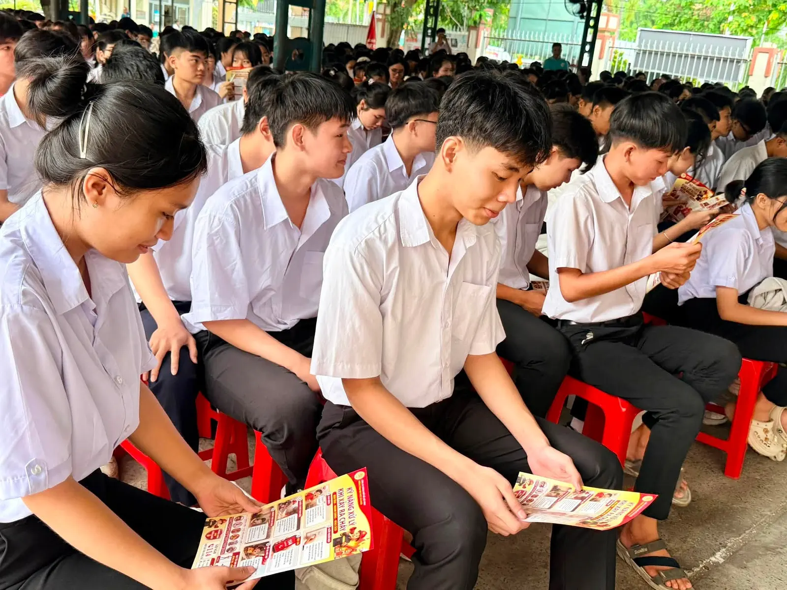 TRƯỜNG THPT HUỲNH VĂN NGHỆ TỔ CHỨC SINH HOẠT CHÍNH TRỊ ĐẦU NĂM HỌC VÀ GIÁO DỤC KIẾN THỨC, KỸ NĂNG CHO HỌC SINH