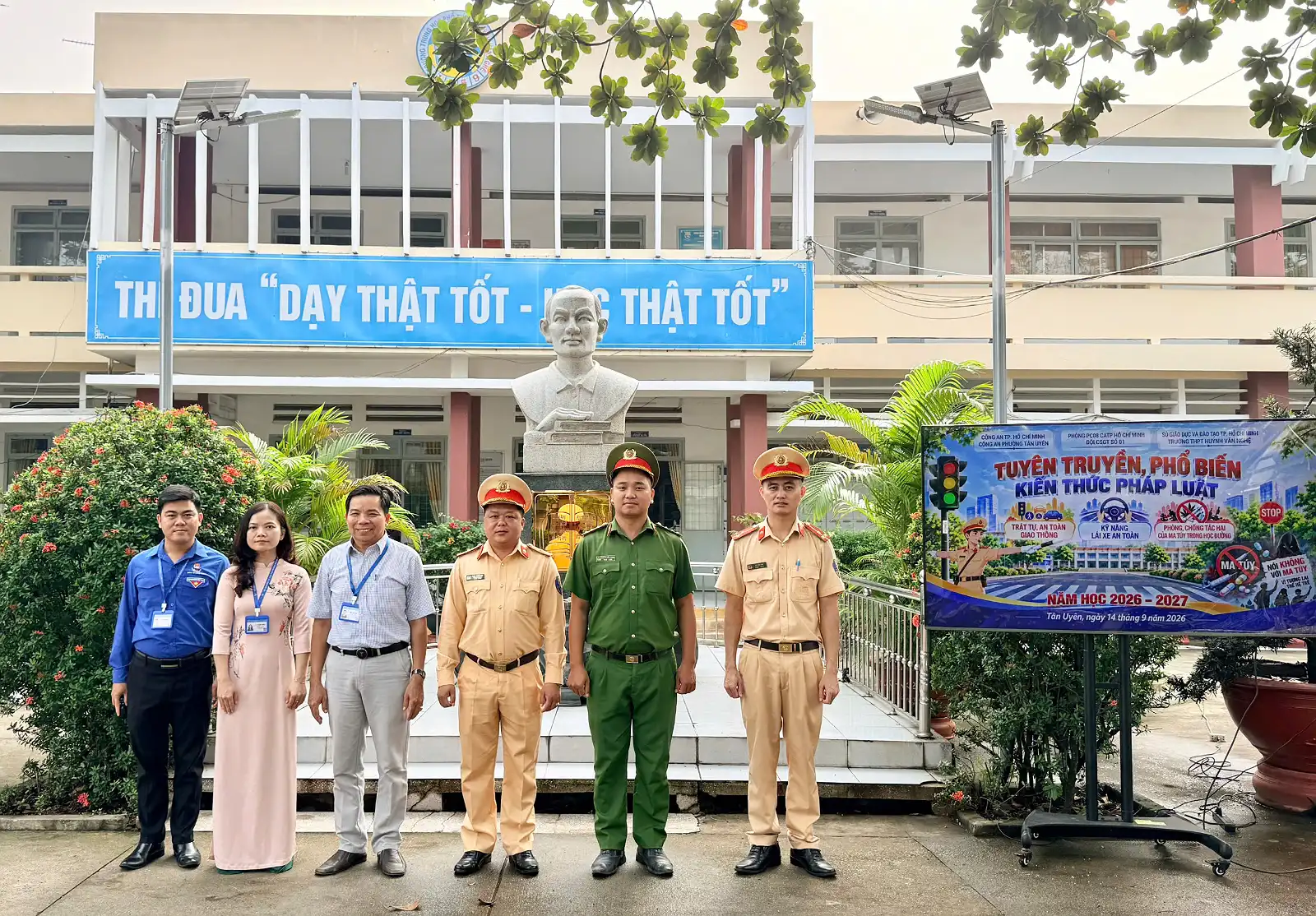 THPT HUỲNH VĂN NGHỆ: TUYÊN TRUYỀN, PHỔ BIẾN KIẾN THỨC PHÁP LUẬT CHO HỌC SINH