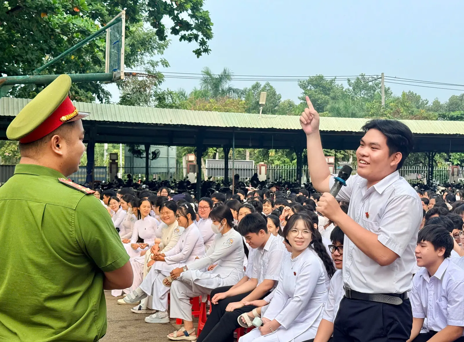 THPT HUỲNH VĂN NGHỆ: TUYÊN TRUYỀN, PHỔ BIẾN KIẾN THỨC PHÁP LUẬT CHO HỌC SINH