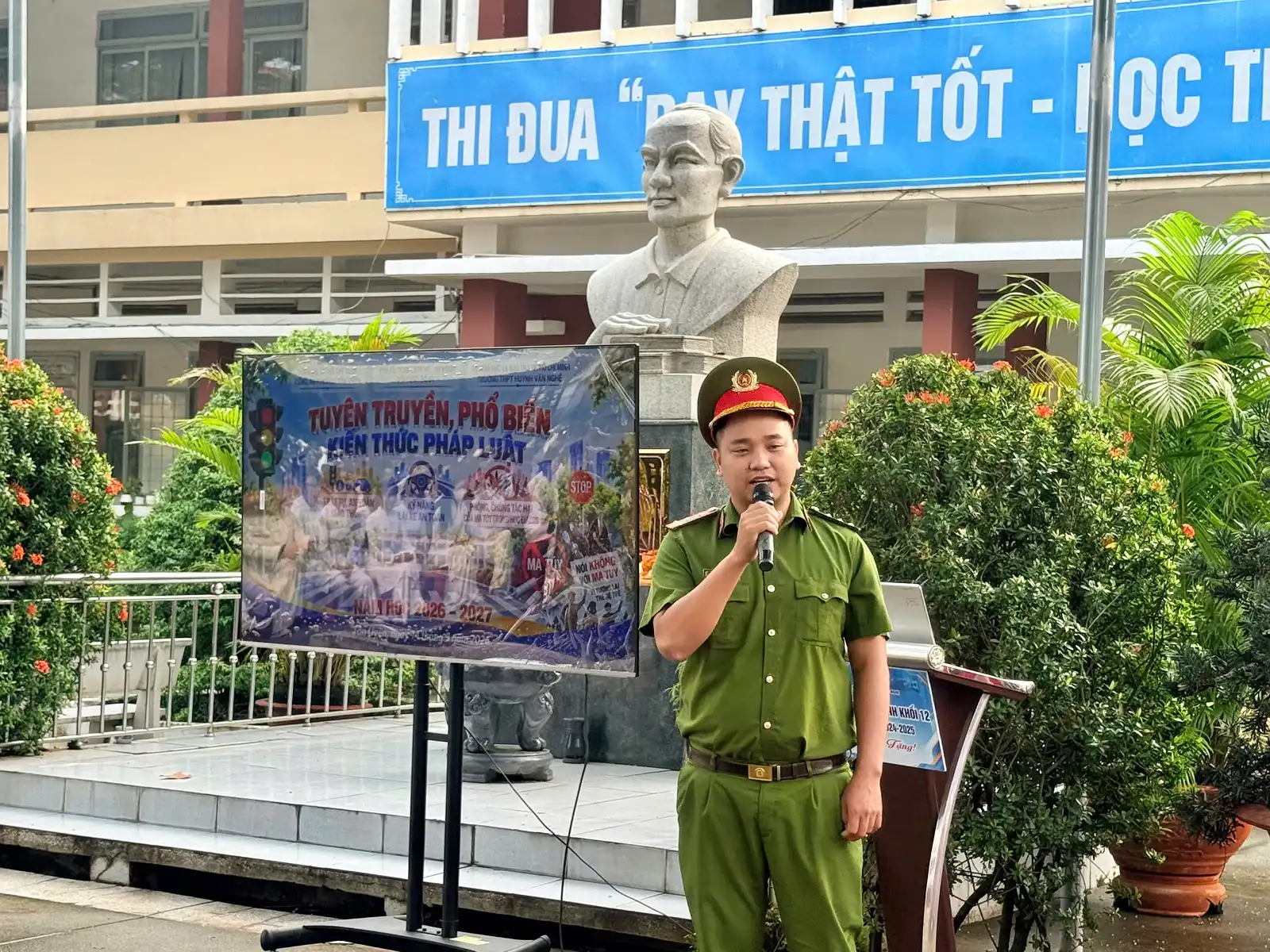 THPT HUỲNH VĂN NGHỆ: TUYÊN TRUYỀN, PHỔ BIẾN KIẾN THỨC PHÁP LUẬT CHO HỌC SINH