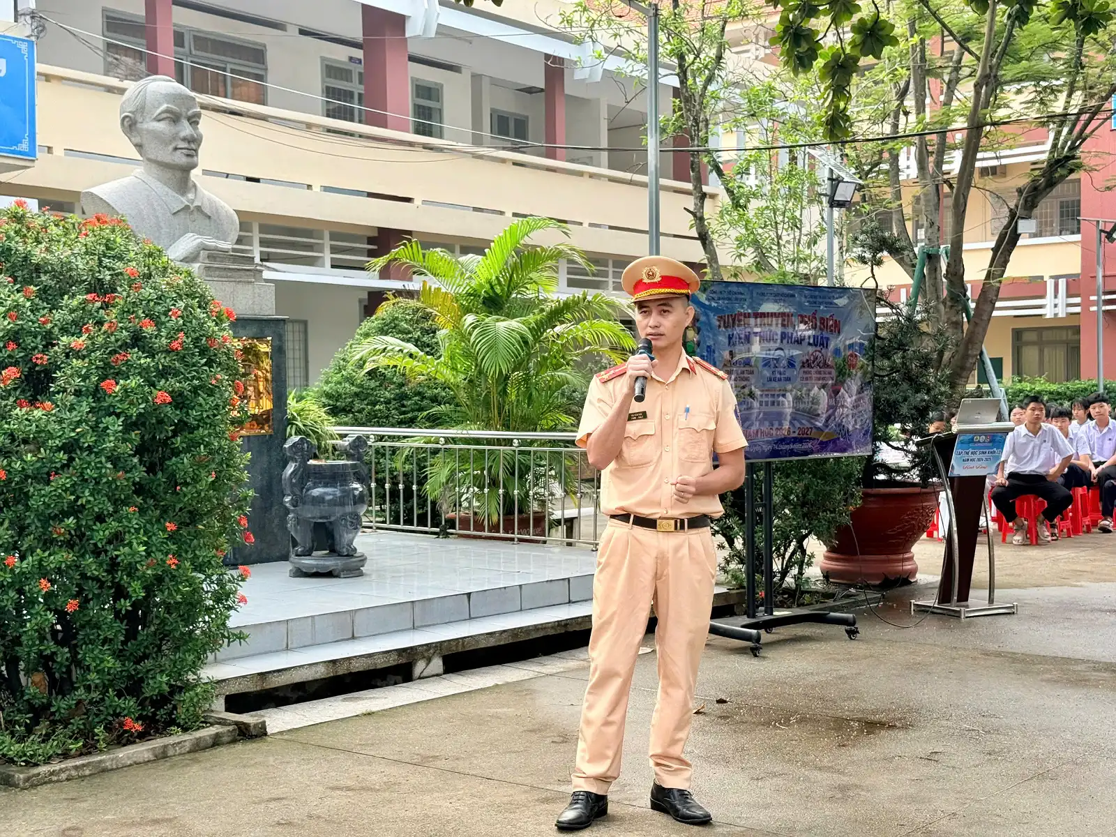 THPT HUỲNH VĂN NGHỆ: TUYÊN TRUYỀN, PHỔ BIẾN KIẾN THỨC PHÁP LUẬT CHO HỌC SINH