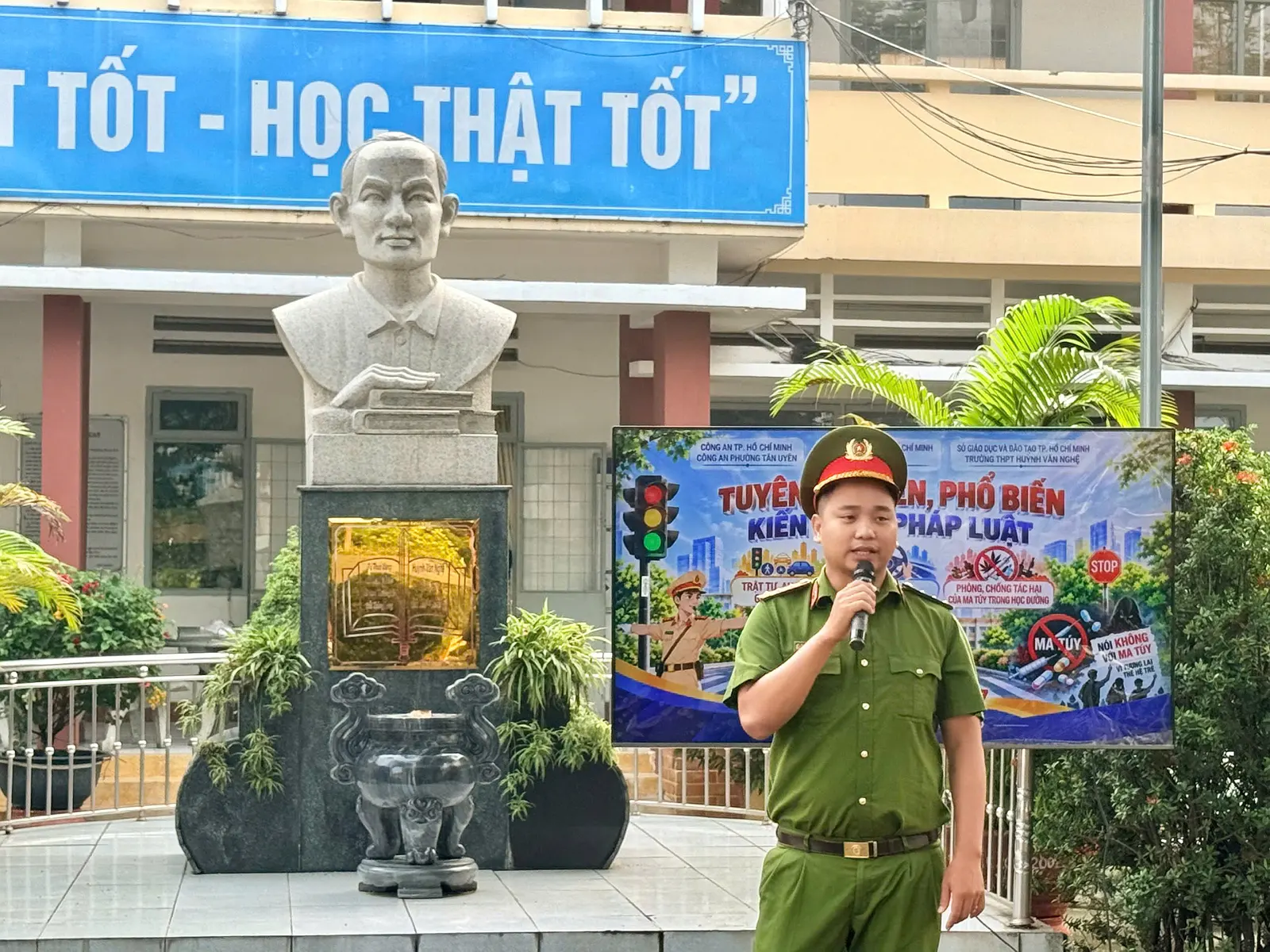 THPT HUỲNH VĂN NGHỆ: TUYÊN TRUYỀN, PHỔ BIẾN KIẾN THỨC PHÁP LUẬT CHO HỌC SINH