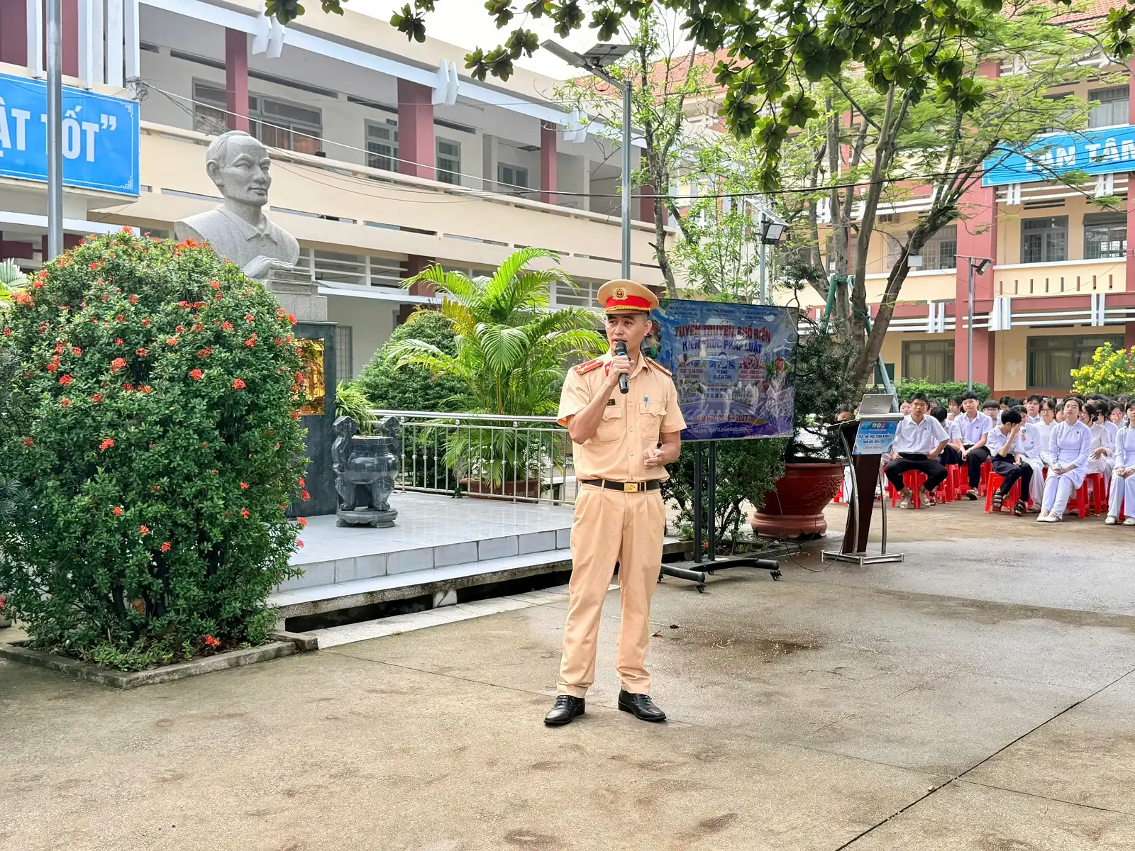 THPT HUỲNH VĂN NGHỆ: TUYÊN TRUYỀN, PHỔ BIẾN KIẾN THỨC PHÁP LUẬT CHO HỌC SINH