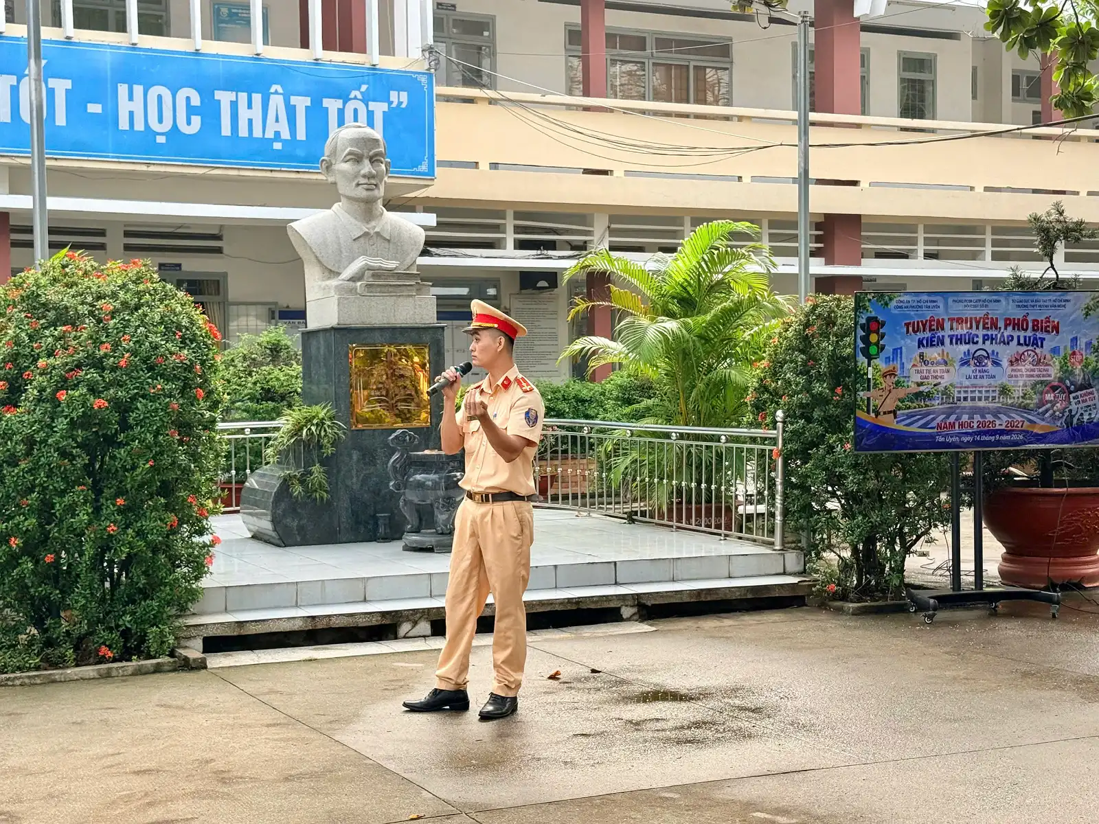THPT HUỲNH VĂN NGHỆ: TUYÊN TRUYỀN, PHỔ BIẾN KIẾN THỨC PHÁP LUẬT CHO HỌC SINH