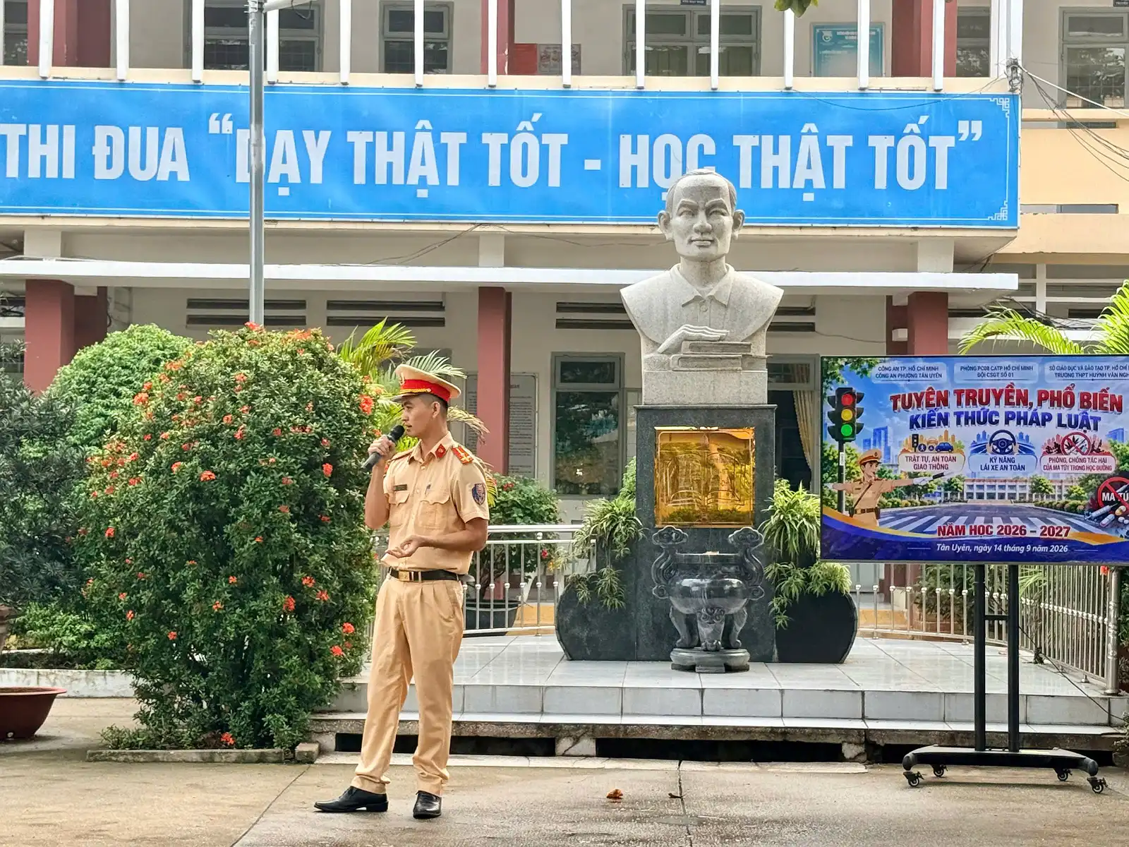 THPT HUỲNH VĂN NGHỆ: TUYÊN TRUYỀN, PHỔ BIẾN KIẾN THỨC PHÁP LUẬT CHO HỌC SINH