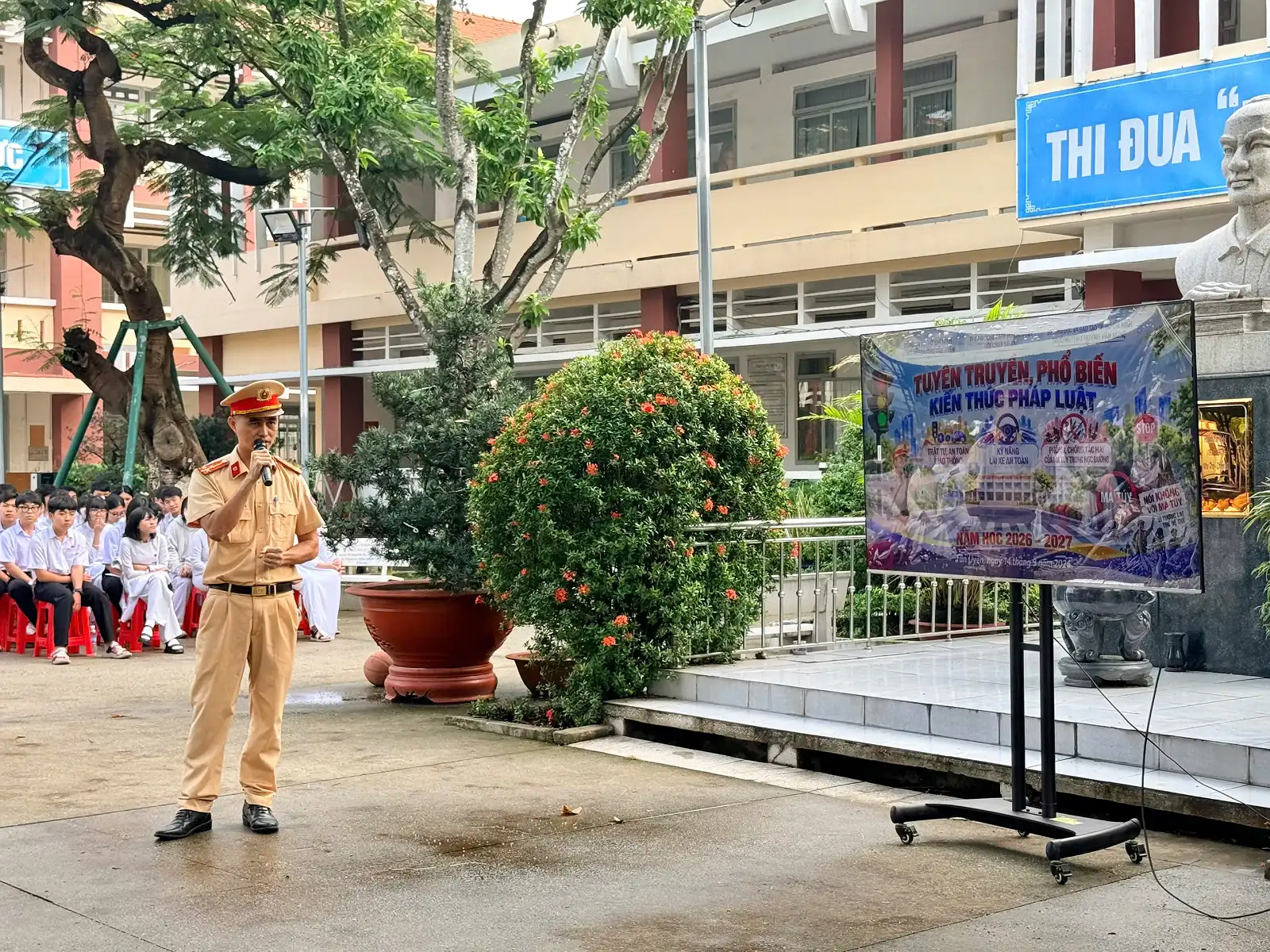 THPT HUỲNH VĂN NGHỆ: TUYÊN TRUYỀN, PHỔ BIẾN KIẾN THỨC PHÁP LUẬT CHO HỌC SINH