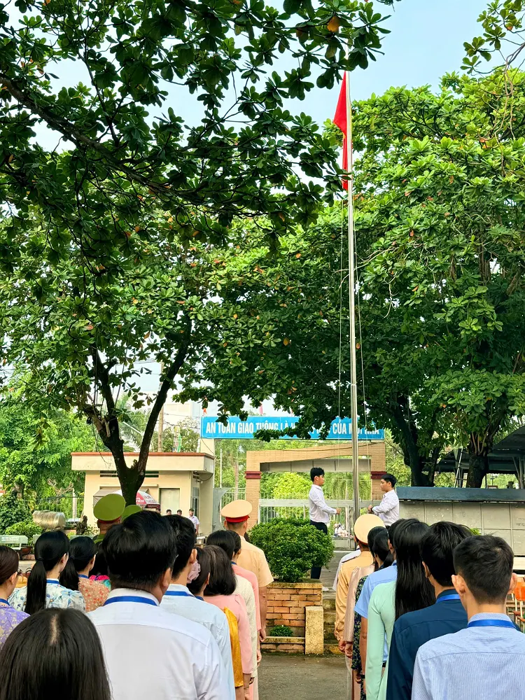 THPT HUỲNH VĂN NGHỆ: TUYÊN TRUYỀN, PHỔ BIẾN KIẾN THỨC PHÁP LUẬT CHO HỌC SINH