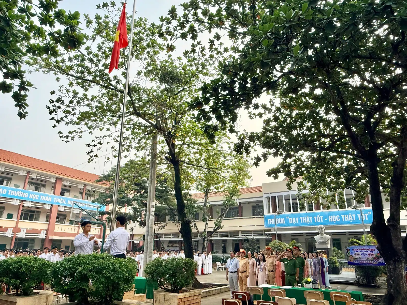 THPT HUỲNH VĂN NGHỆ: TUYÊN TRUYỀN, PHỔ BIẾN KIẾN THỨC PHÁP LUẬT CHO HỌC SINH