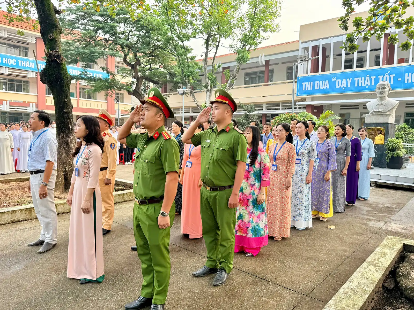 THPT HUỲNH VĂN NGHỆ: TUYÊN TRUYỀN, PHỔ BIẾN KIẾN THỨC PHÁP LUẬT CHO HỌC SINH