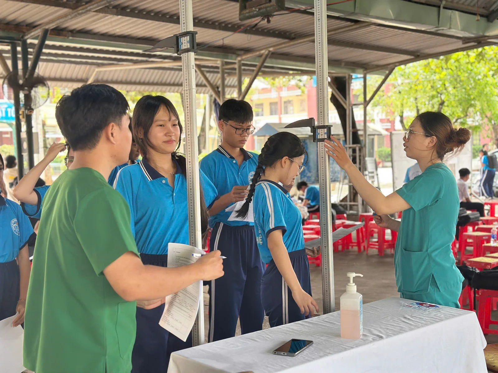 THPT HUỲNH VĂN NGHỆ TỔ CHỨC KHÁM SỨC KHỎE CHO HỌC SINH ĐẦU NĂM HỌC 2026 – 2027