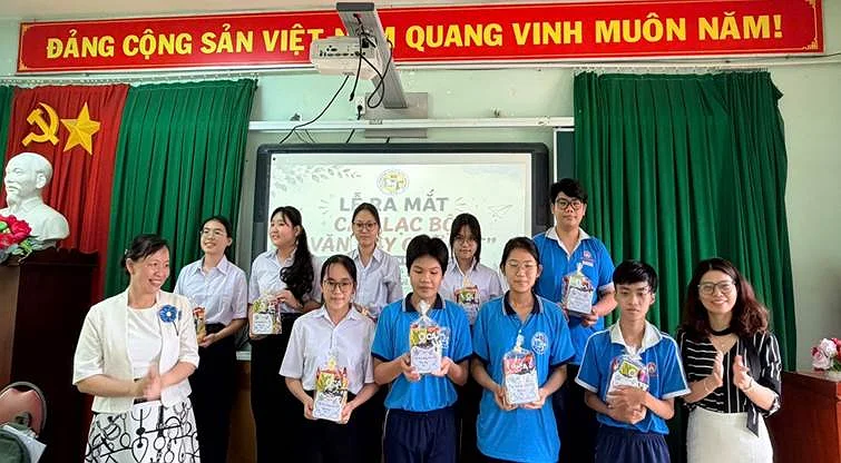 LỄ RA MẮT CLB “VĂN HAY CHỮ TỐT” TRƯỜNG THPT HUỲNH VĂN NGHỆ