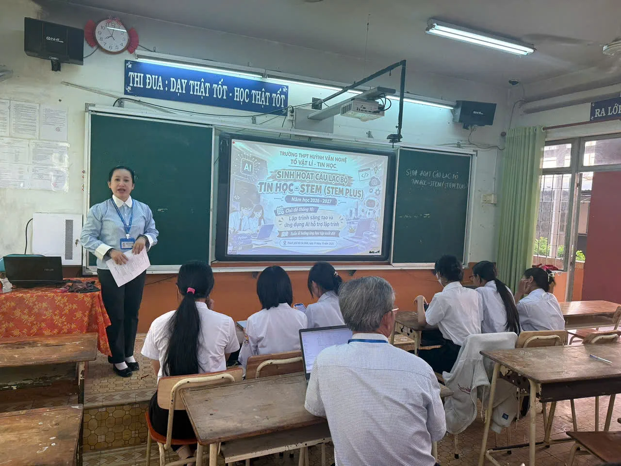 CÂU LẠC BỘ TIN HỌC – STEM (STEM PLUS) BỨT PHÁ SÁNG TẠO VỚI CHỦ ĐỀ THÁNG 10: “LẬP TRÌNH SÁNG TẠO VÀ ỨNG DỤNG AI HỖ TRỢ LẬP TRÌNH”