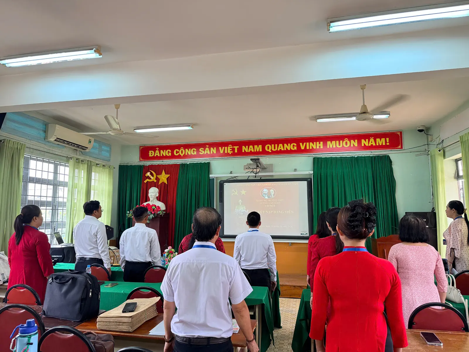 CHI BỘ 2 – TRƯỜNG THPT HUỲNH VĂN NGHỆ LONG TRỌNG TỔ CHỨC LỄ KẾT NẠP ĐẢNG VIÊN MỚI CHO QUẦN CHÚNG NGUYỄN TRẦN CẨM THÚY