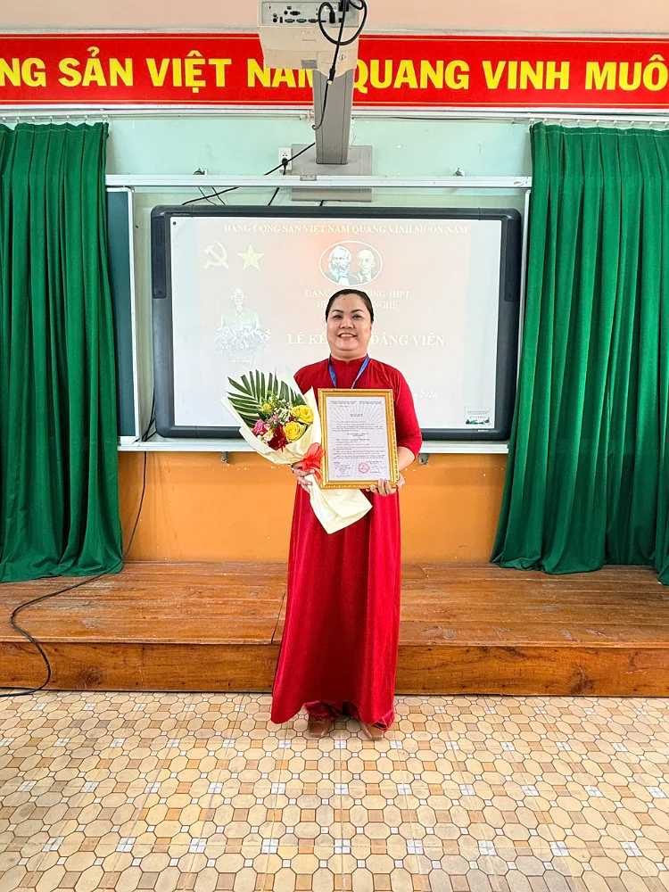 CHI BỘ 2 – TRƯỜNG THPT HUỲNH VĂN NGHỆ LONG TRỌNG TỔ CHỨC LỄ KẾT NẠP ĐẢNG VIÊN MỚI CHO QUẦN CHÚNG NGUYỄN TRẦN CẨM THÚY