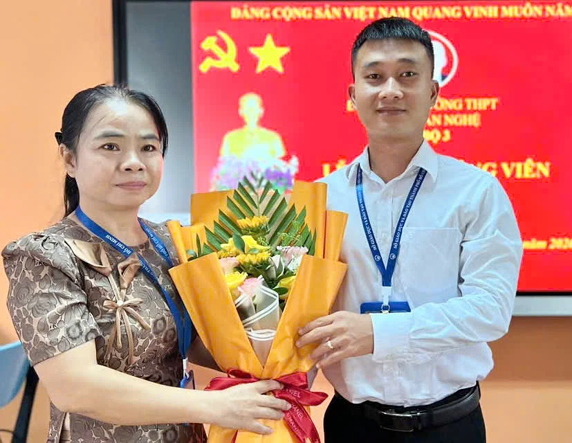 CHI BỘ 3 – TRƯỜNG THPT HUỲNH VĂN NGHỆ LONG TRỌNG TỔ CHỨC LỄ KẾT NẠP ĐẢNG VIÊN MỚI