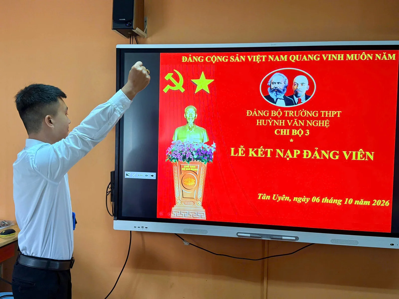 CHI BỘ 3 – TRƯỜNG THPT HUỲNH VĂN NGHỆ LONG TRỌNG TỔ CHỨC LỄ KẾT NẠP ĐẢNG VIÊN MỚI