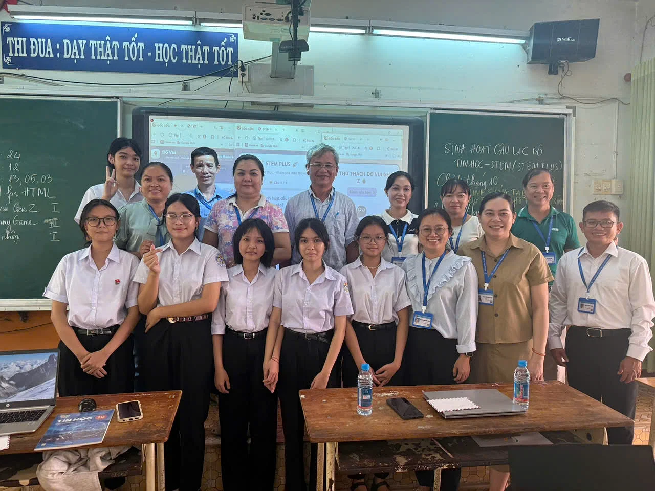 CÂU LẠC BỘ TIN HỌC – STEM (STEM PLUS) BỨT PHÁ SÁNG TẠO VỚI CHỦ ĐỀ THÁNG 10: “LẬP TRÌNH SÁNG TẠO VÀ ỨNG DỤNG AI HỖ TRỢ LẬP TRÌNH”