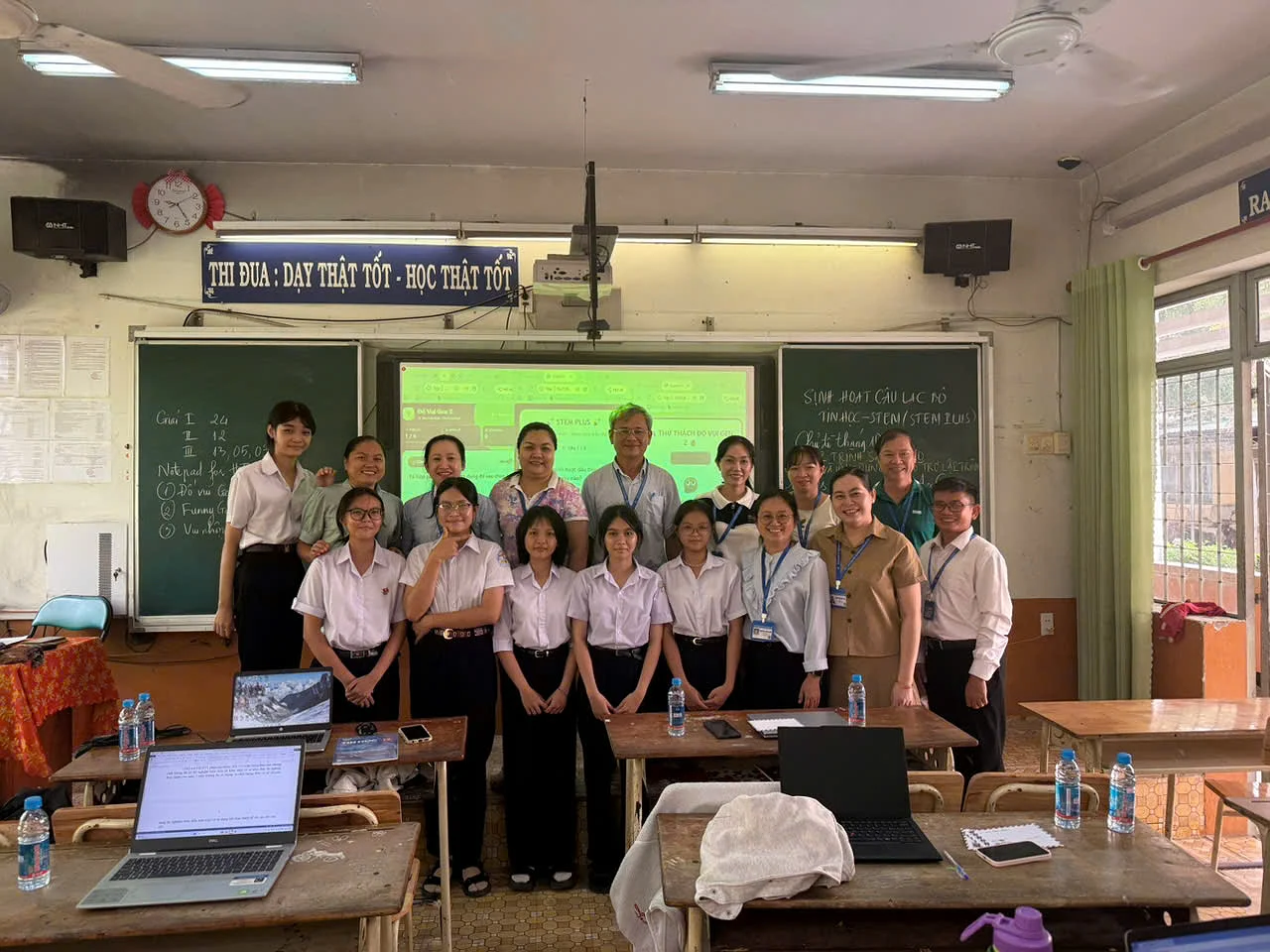 CÂU LẠC BỘ TIN HỌC – STEM (STEM PLUS) BỨT PHÁ SÁNG TẠO VỚI CHỦ ĐỀ THÁNG 10: “LẬP TRÌNH SÁNG TẠO VÀ ỨNG DỤNG AI HỖ TRỢ LẬP TRÌNH”