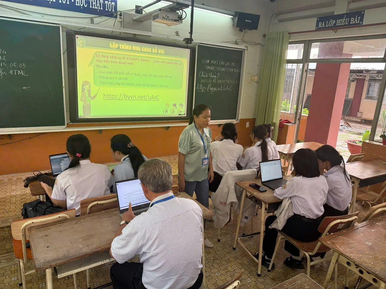 CÂU LẠC BỘ TIN HỌC – STEM (STEM PLUS) BỨT PHÁ SÁNG TẠO VỚI CHỦ ĐỀ THÁNG 10: “LẬP TRÌNH SÁNG TẠO VÀ ỨNG DỤNG AI HỖ TRỢ LẬP TRÌNH”