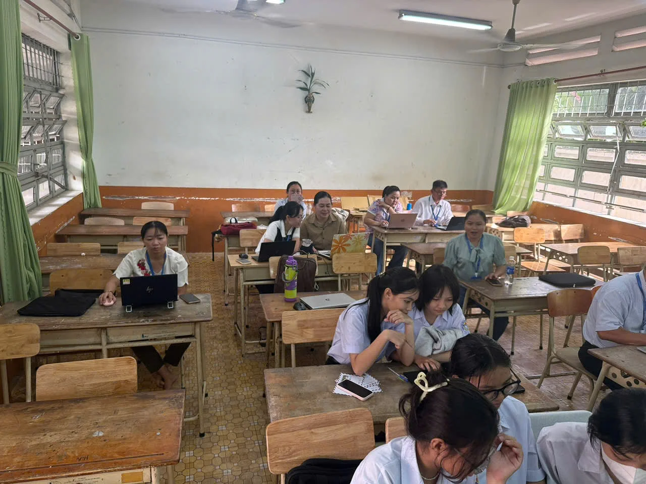CÂU LẠC BỘ TIN HỌC – STEM (STEM PLUS) BỨT PHÁ SÁNG TẠO VỚI CHỦ ĐỀ THÁNG 10: “LẬP TRÌNH SÁNG TẠO VÀ ỨNG DỤNG AI HỖ TRỢ LẬP TRÌNH”