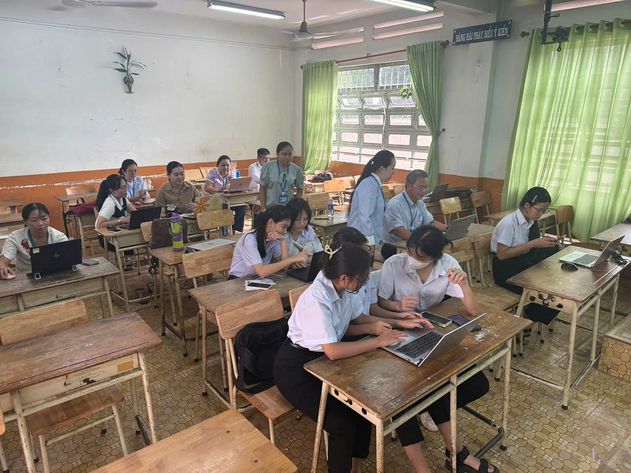 CÂU LẠC BỘ TIN HỌC – STEM (STEM PLUS) BỨT PHÁ SÁNG TẠO VỚI CHỦ ĐỀ THÁNG 10: “LẬP TRÌNH SÁNG TẠO VÀ ỨNG DỤNG AI HỖ TRỢ LẬP TRÌNH”