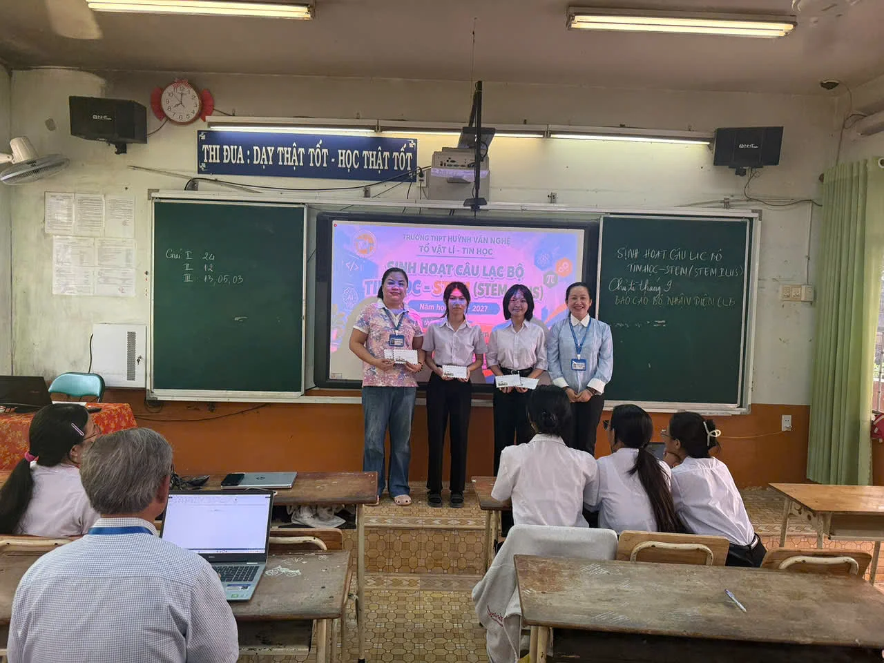 CÂU LẠC BỘ TIN HỌC – STEM (STEM PLUS) RỰC RỠ BUỔI SINH HOẠT TỔNG KẾT VÀ TRAO GIẢI CHỦ ĐỀ THÁNG 9: “BÁO CÁO SẢN PHẨM BỘ NHẬN DIỆN CÂU LẠC BỘ”