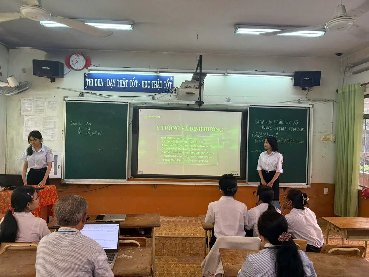 CÂU LẠC BỘ TIN HỌC – STEM (STEM PLUS) RỰC RỠ BUỔI SINH HOẠT TỔNG KẾT VÀ TRAO GIẢI CHỦ ĐỀ THÁNG 9: “BÁO CÁO SẢN PHẨM BỘ NHẬN DIỆN CÂU LẠC BỘ”