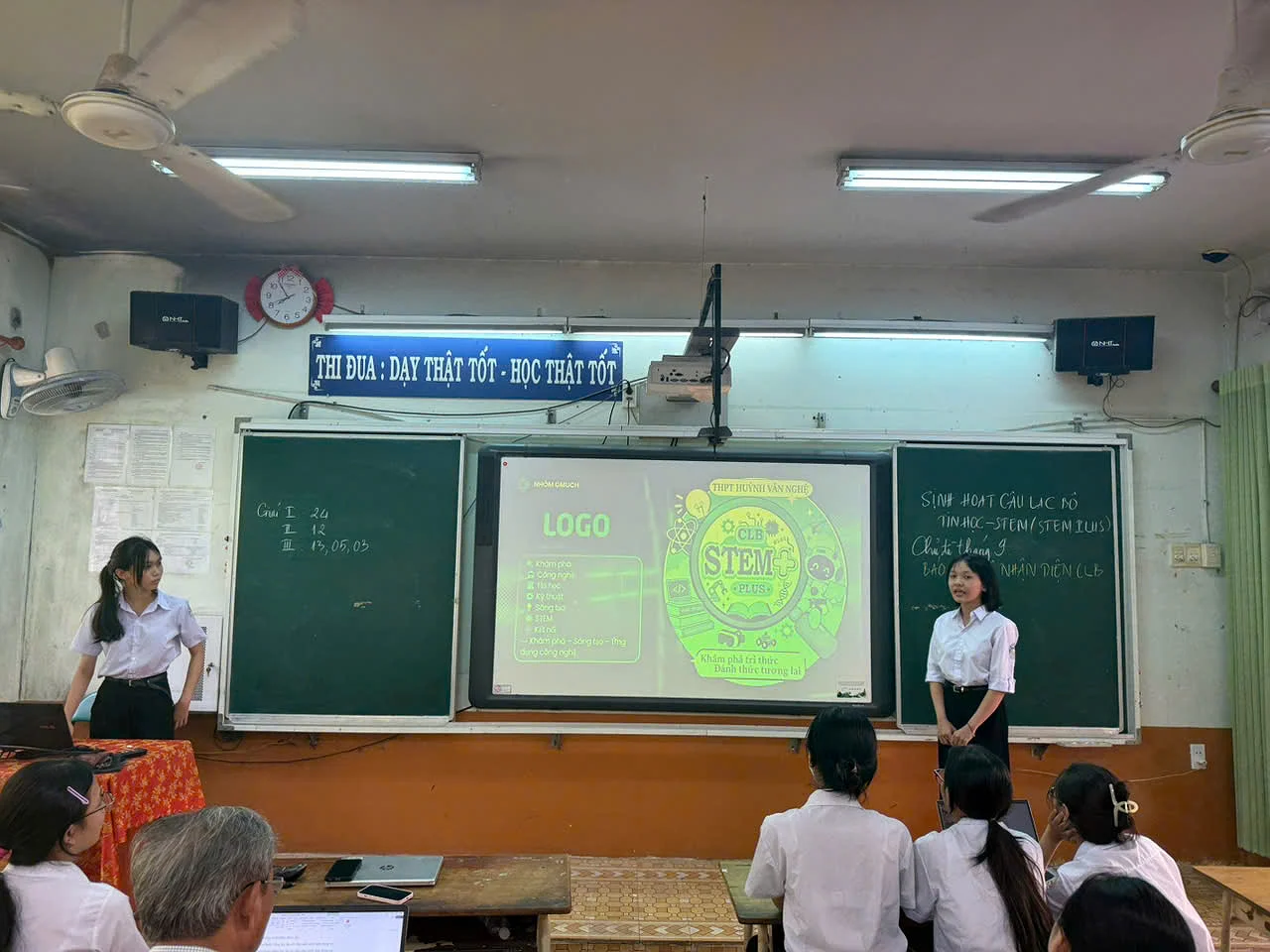 CÂU LẠC BỘ TIN HỌC – STEM (STEM PLUS) RỰC RỠ BUỔI SINH HOẠT TỔNG KẾT VÀ TRAO GIẢI CHỦ ĐỀ THÁNG 9: “BÁO CÁO SẢN PHẨM BỘ NHẬN DIỆN CÂU LẠC BỘ”