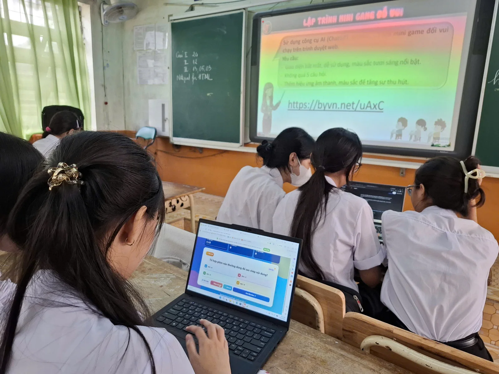 CÂU LẠC BỘ TIN HỌC – STEM (STEM PLUS) BỨT PHÁ SÁNG TẠO VỚI CHỦ ĐỀ THÁNG 10: “LẬP TRÌNH SÁNG TẠO VÀ ỨNG DỤNG AI HỖ TRỢ LẬP TRÌNH”