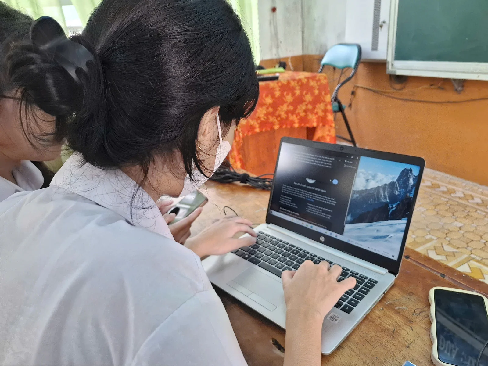 CÂU LẠC BỘ TIN HỌC – STEM (STEM PLUS) BỨT PHÁ SÁNG TẠO VỚI CHỦ ĐỀ THÁNG 10: “LẬP TRÌNH SÁNG TẠO VÀ ỨNG DỤNG AI HỖ TRỢ LẬP TRÌNH”