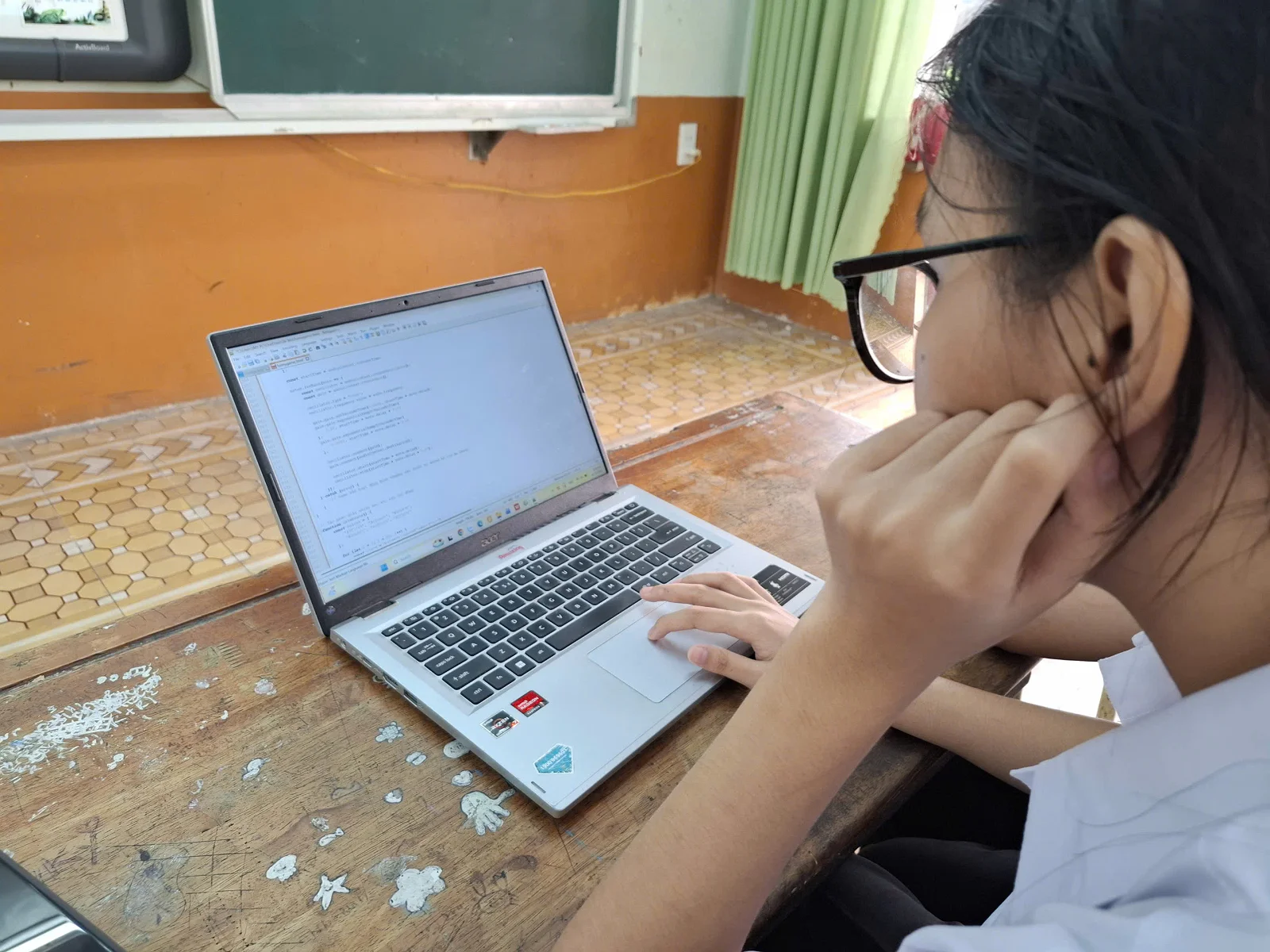 CÂU LẠC BỘ TIN HỌC – STEM (STEM PLUS) BỨT PHÁ SÁNG TẠO VỚI CHỦ ĐỀ THÁNG 10: “LẬP TRÌNH SÁNG TẠO VÀ ỨNG DỤNG AI HỖ TRỢ LẬP TRÌNH”